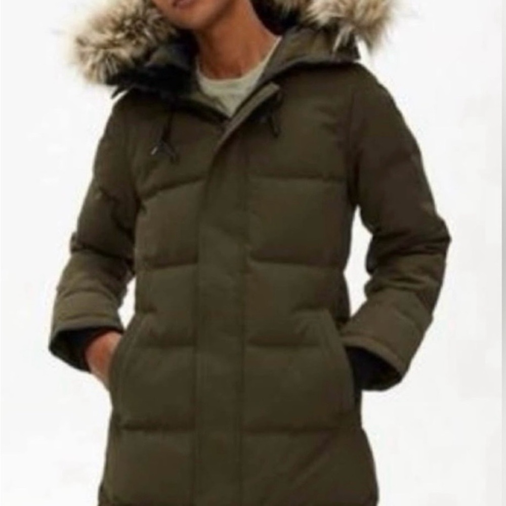 Aritzia TNA St Anton Parker with removable Faux Fur on hood.